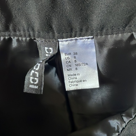 H&M Divided Women’s Black Faux Suede Mini Skirt with Gold Zipper - Size 8 - Picture 4 of 6